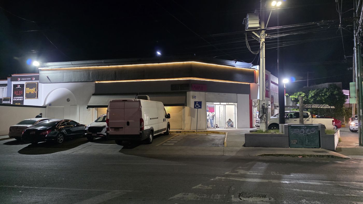 Lavanderías Lavall — Sucursal construida de noche